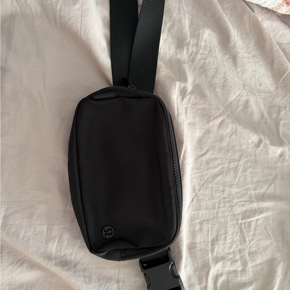 Lululemon everywhere belt bag